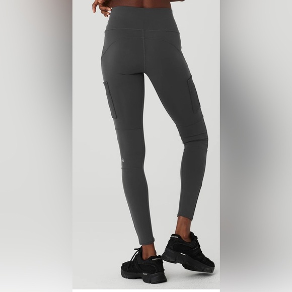 Alo Yoga High-Waist Cargo Legging Anthracite grey size medium sold out online - Picture 2 of 9